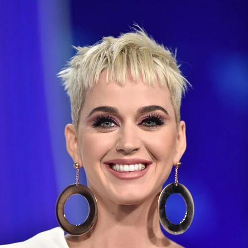 Η Katy Perry απέκτησε σε ένα βράδυ μαύρα μακριά μαλλιά!