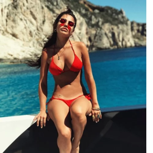 H Κόνι Μεταξά δείχνει τις ατέλειες στο σώμα της & στέλνει ένα σημαντικό μήνυμα