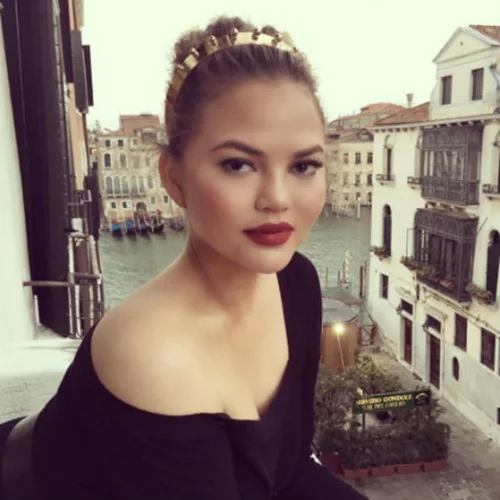 Chrissy Teigen: Μας δείχνει τις φωνητικές της ικανότητες (βίντεο)