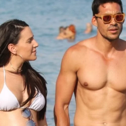 Μαλού: Με φουσκωμένη κοιλίτσα στην παραλία στον πλευρό του συντρόφου της