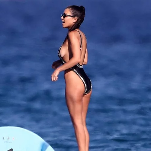 Kourtney Kardashian: Με μαγιό και σώμα που κόβει την ανάσα