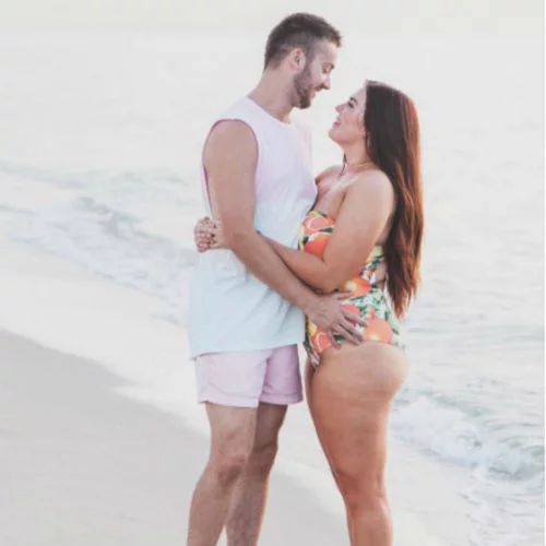 Ένας άντρας εκθειάζει τις καμπύλες της γυναίκας του και γίνεται viral