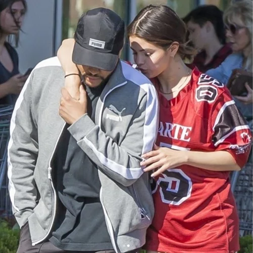 Η Selena Gomez με το πιο αποκαλυπτικό streetstyle look που έχεις δει