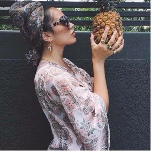 Κόνι Μεταξά: Ποζάρει με μπικίνι στη Μύκονο