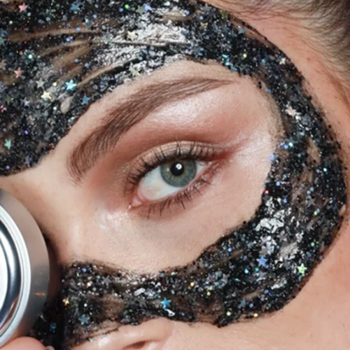 Η πρώτη μάσκα με glitter είναι εδώ και ήδη ανυπομονούμε να την δοκιμάσουμε!
