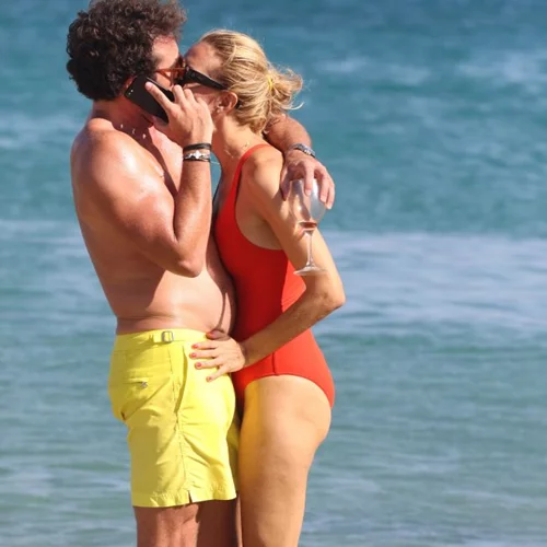 Βίκυ Καγιά - Ηλίας Κρασσάς: Τρυφερές αγκαλιές και φιλιά στην παραλία