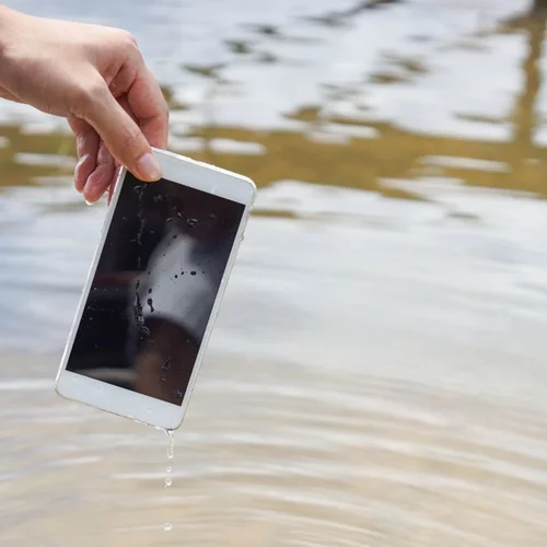 Βρήκαμε το κόλπο που θα σώσει το κινητό σου αν πέσει στο νερό