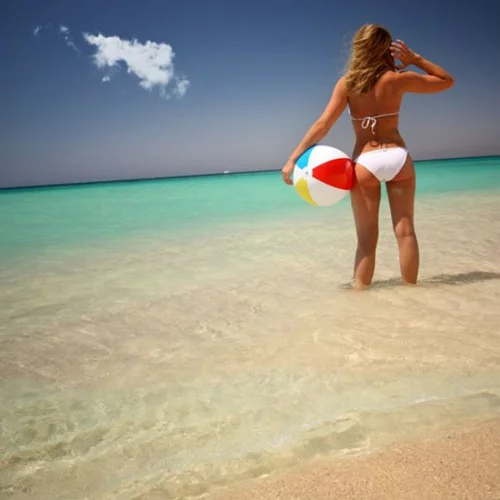 Γυμναστική στη θάλασσα: Κάνε τις ασκήσεις στο νερό και σμίλεψε το σώμα σου