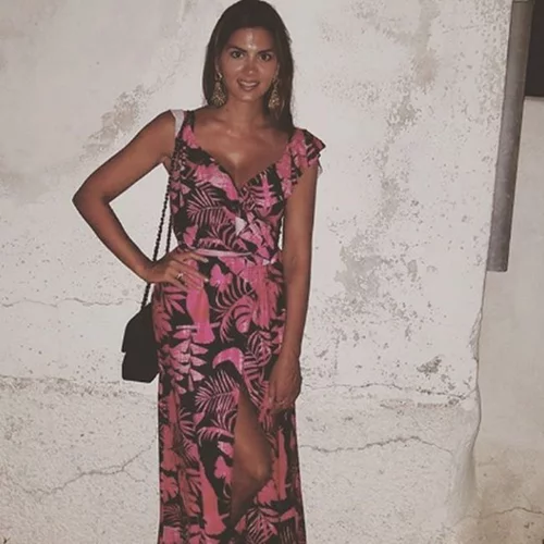 Σταματίνα Τσιμτσιλή: Παίζει μαζί με τις κόρες της στην Πάρο