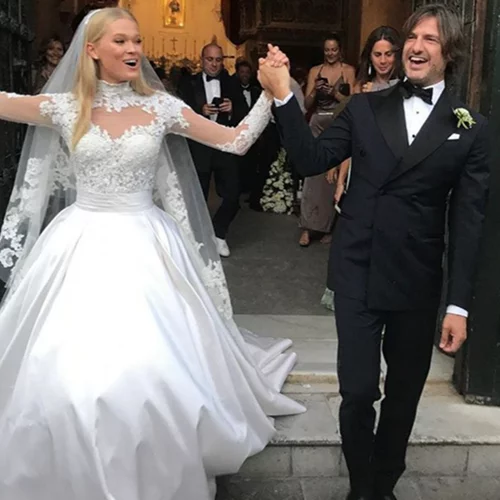 Δύο σε ένα: Το νυφικό αυτού του μοντέλου έκλεψε τις εντυπώσεις