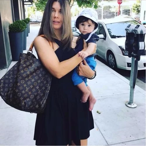 Κατερίνα Μουτσάτσου: Διακοπές στην Αίγινα με τον γιο της