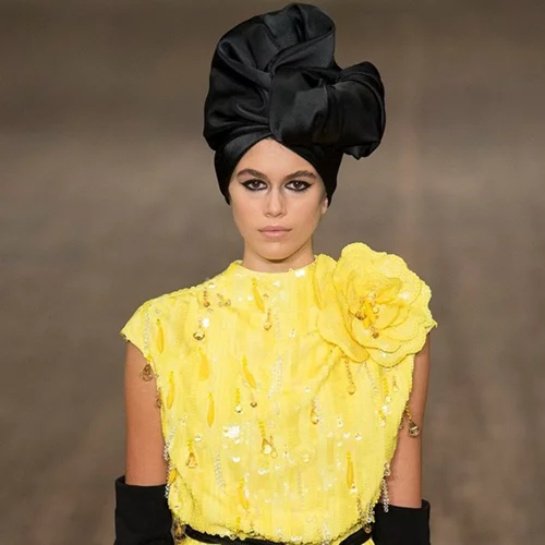 Kaia Gerber: Οι εμφανίσεις στο πολυσυζητημένο ντεμπούτο της στα catwalks