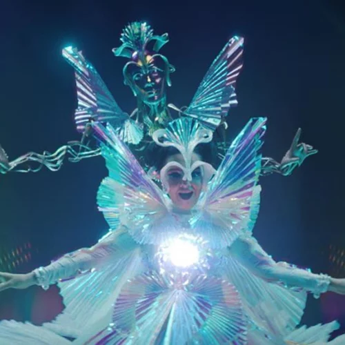 Bjork | Το βίντεο για το οποίο μιλούν ΟΛΟΙ και τα μυστικά πίσω από το... φόρεμά της