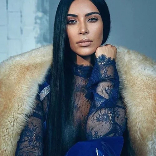 Kim Kardashian: Φωτογραφίζεται και μιλάει τη μητρότητα και τα social media