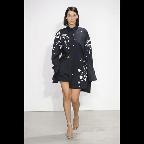 Oscar de la Renta, Carolina Herrera, Helmut Lang SS '18: Τα ωραιότερα looks των συλλογών