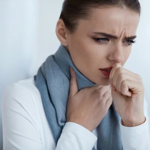 6 τρόποι να υποχωρήσει ο πονόλαιμος και να νιώσεις άμεσα καλύτερα