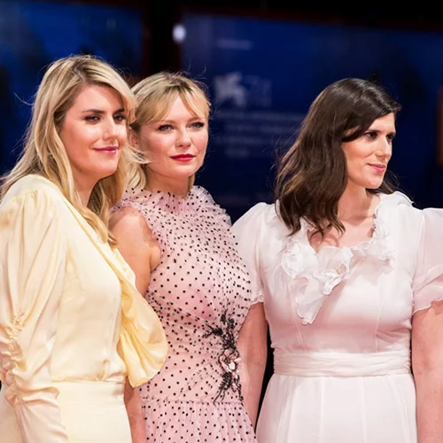 Venice Film Festival '17: Η στυλιστική επάνοδος της Kirsten Dunst στο κόκκινο χαλί