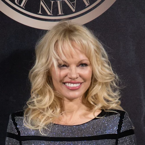 Pamela Anderson | Στη Ρωσία για να στηρίξει τον αγαπημένο της!