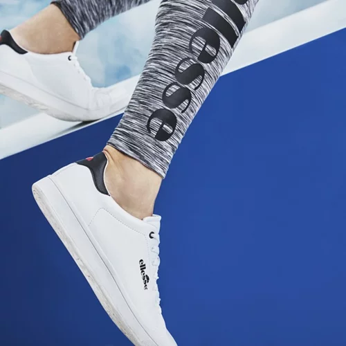 ΑΥΤΌ το casual sneaker είναι το επόμενο μεγάλο trend! Και το έχεις ήδη φορέσει!