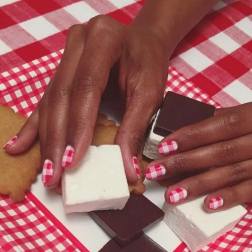 Το καρό είναι το hot season trend και εσύ θα το φοράς και στα νύχια σου