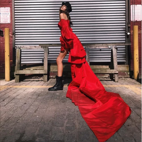 Kaia Gerber: Ποζάρει με κόκκινο φόρεμα και δηλώνει... ντροπαλή