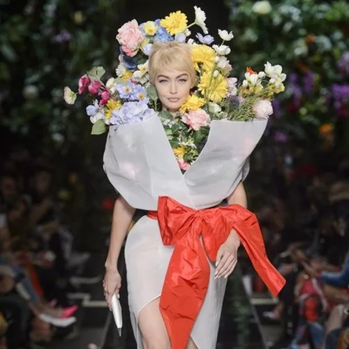 Το φλοράλ όπως δεν το έχεις ξαναδεί στο show του οίκου Moschino