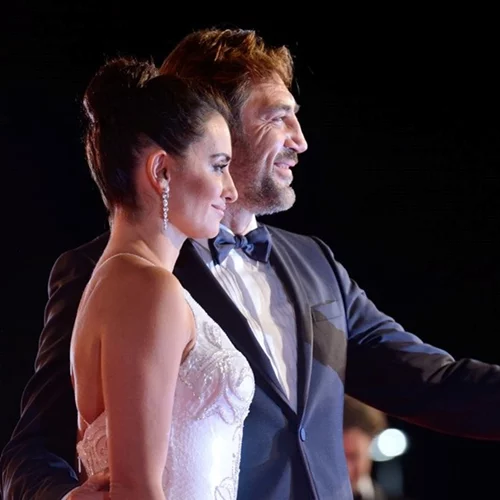 Βενετία 2017: Penelope Cruz και Javier Bardem λάμπουν στο κόκκινο χαλί