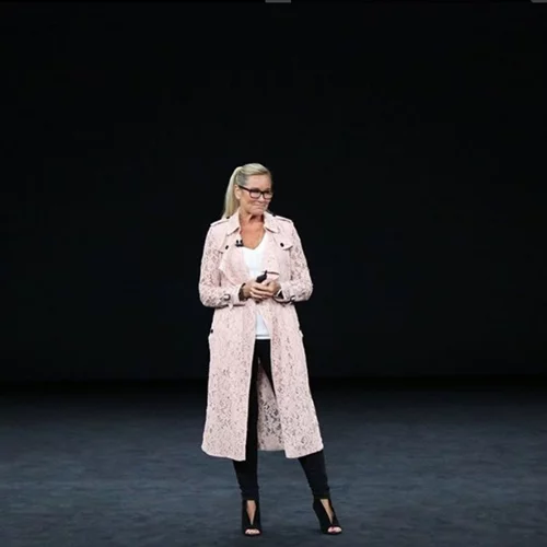 Στην παρουσίαση του iPhone X τα βλέμματα μαγνήτισε η... καμπαρντίνα της επικεφαλής της Apple