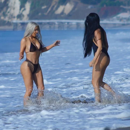 Kim Kardashian: Με μαγιό λίγους μήνες μετά τις αρετουσάριστες φωτογραφίες