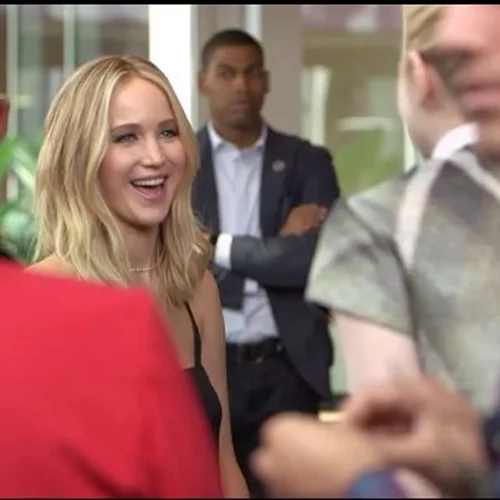 Jennifer Lawrence - Emma Stone: H αμήχανη on camera στιγμή τους (βίντεο)