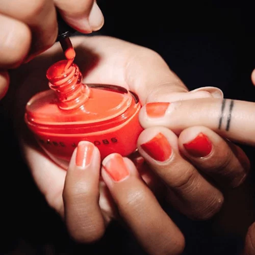 Hot or not? Ο Marc Jacobs κάνει τάση το manicure των 2 εβδομάδων!