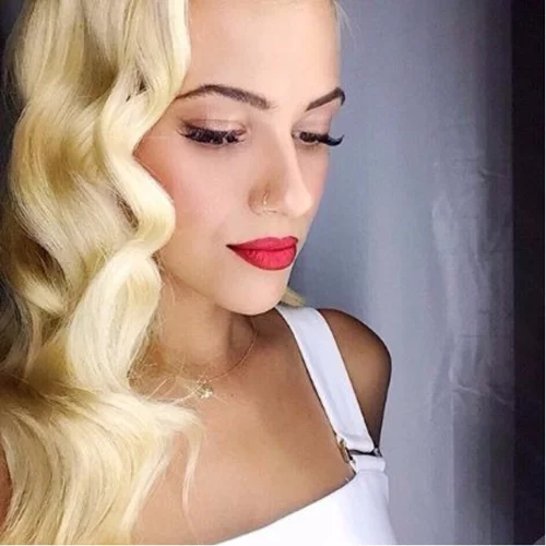 Λάουρα Νάργες: Την τσακώσαμε σε βραδινή εμφάνιση με τον σύντροφό της