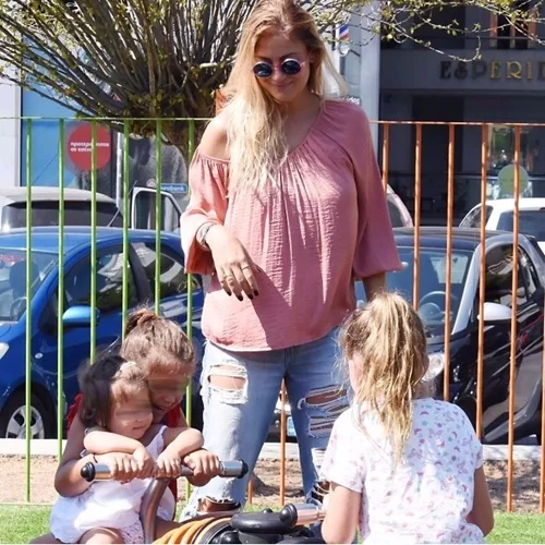 Δέσποινα Καμπούρη: Βόλτα και παιχνίδια με τις κόρες της