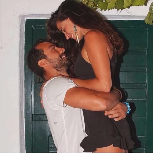 Χριστίνα Μπόμπα - Σάκης Τανιμανίδης: Νυχτερινή βόλτα στην Αθήνα