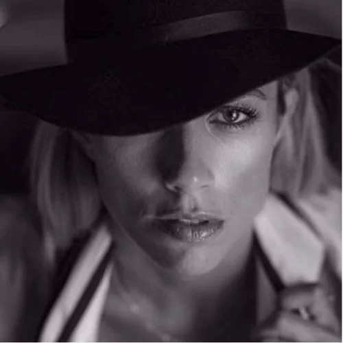 Ντορέττα Παπαδημητρίου: Ποζάρει αισθησιακά φορώντας μόνο ένα λευκό πουκάμισο