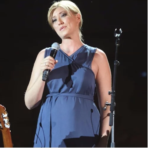 Σία Κοσιώνη: Με κόκκινο φόρεμα στον 7ο μήνα της εγκυμοσύνης της