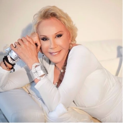 Ζωή Λάσκαρη: Φίλοι και συγγενείς στο Α' Νεκροταφείο για το μνημόσυνο