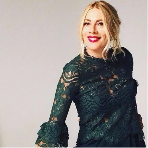 Σμαράγδα Καρύδη: Ποζάρει πιο αποκαλυπτική από ποτέ στο κρεβάτι της