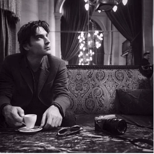 Χριστόφορος Παπακαλιάτης: Αγκαλιά με όμορφη ηθοποιό στους Παξούς