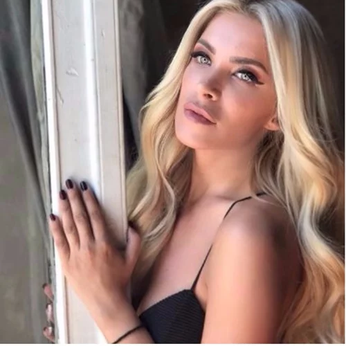 Κατερίνα Καινούργιου: Ποζάρει με μαύρο μαλλί και το αποτέλεσμα είναι εντυπωσιακό