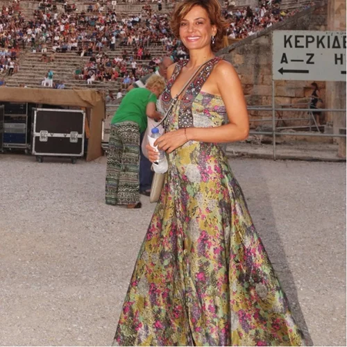 Δήμητρα Ματσούκα: Πρωινή yoga στην παραλία με καυτό μπικίνι