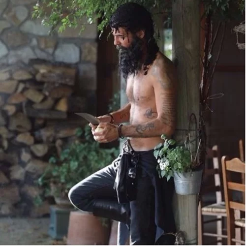 O Νίνο με μούσια και κρητικό σαρίκι είναι πιο sexy από όσο φανταζόσουν!