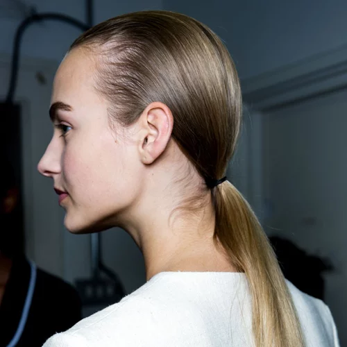 Αυτό είναι το χτένισμα που θα κάνεις σήμερα κιόλας! Γιατί; Δες εδώ