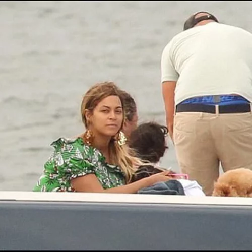Beyonce: Σε πολυτελές σκάφος χωρίς ίχνος μακιγιάζ