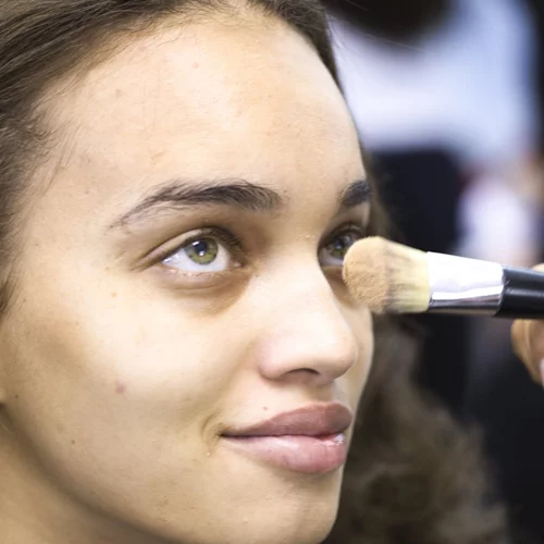 Αυτός είναι σίγουρα ο πιο διασκεδαστικός τρόπος εφαρμογής του foundation! (μία δοκιμή θα σε πείσει)