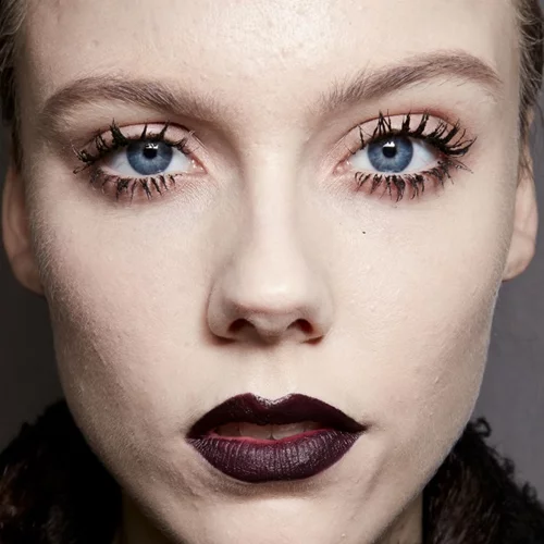 Πώς να φορέσεις το σκούρο κραγιόν τώρα και να μην φαίνεσαι εξωγήινη