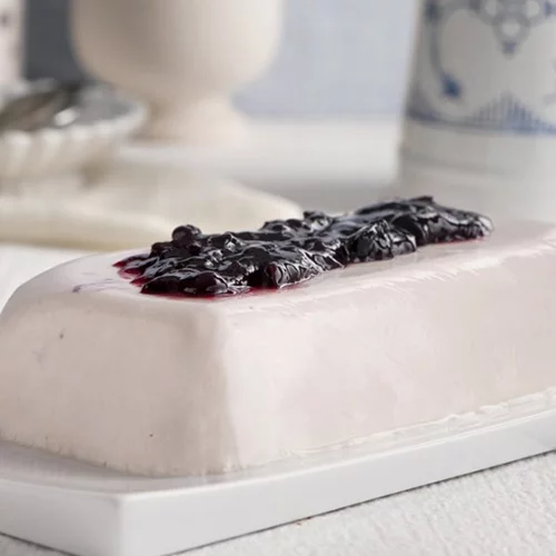 Παγωμένο γλυκό με γιαούρτι και μαρμελάδα κεράσι