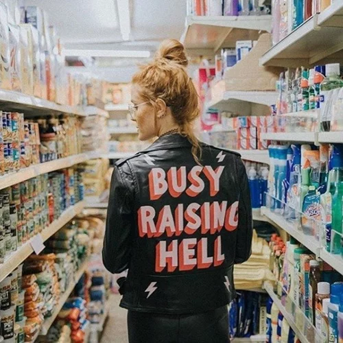 Τώρα μπορείς να έχεις το αγαπημένο σου motto τυπωμένο στο δερμάτινο jacket σου