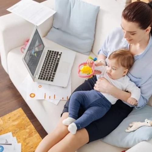 Επιστροφή στη δουλειά μετά το μωρό – πώς είναι να αφήνεις τη μισή σου καρδιά στο σπίτι