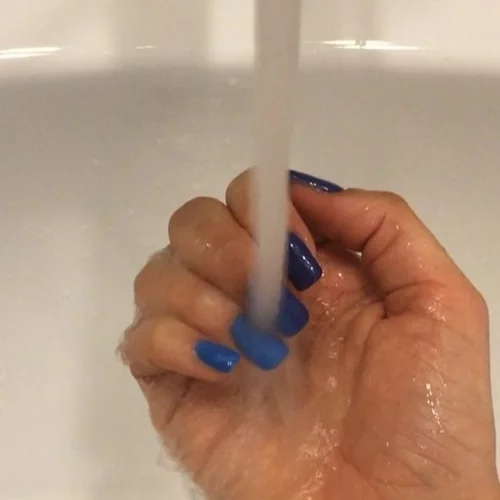 Με ένα σμπάρο: Με αυτό το βερνίκι τα νύχια σου αλλάζουν χρώματα σε ένα 1''